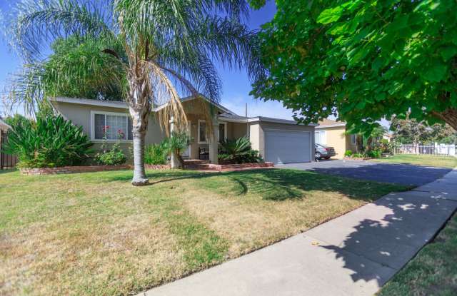 3-Bedroom, 2-Bath Home with Spacious Backyard Gallery 1