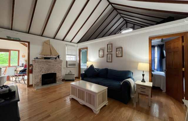896 Evergreen Gallery 3