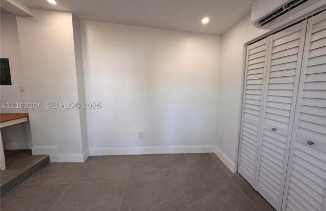 2952 SW 27th Ter Gallery 2