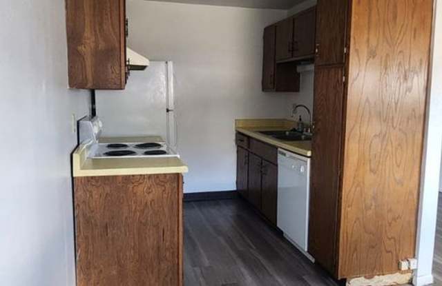 Garden level 2 bed, 1 bath apartment in Cheyenne photos photos