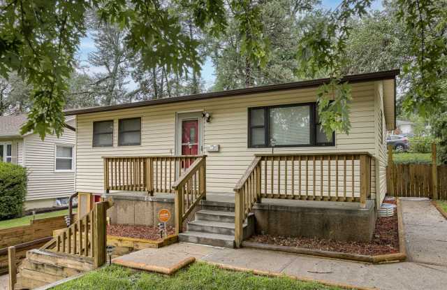 Charming 2 Bedroom With Bonus Room!! Gallery 3