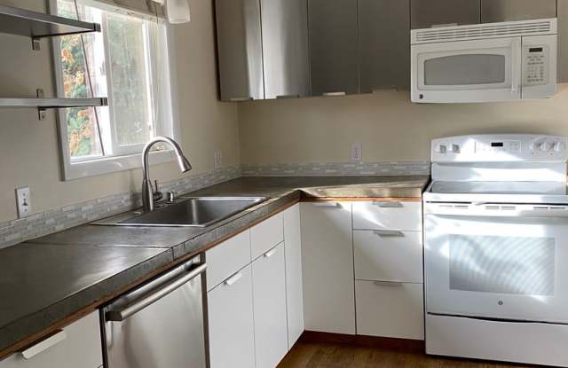 Spacious 3 Bedroom home with attached garage! - 705 West 13th Street, The Dalles, OR 97058 Spacious 3 Bedroom home with attached garage! - 705 West 13th Street, The Dalles, OR 97058