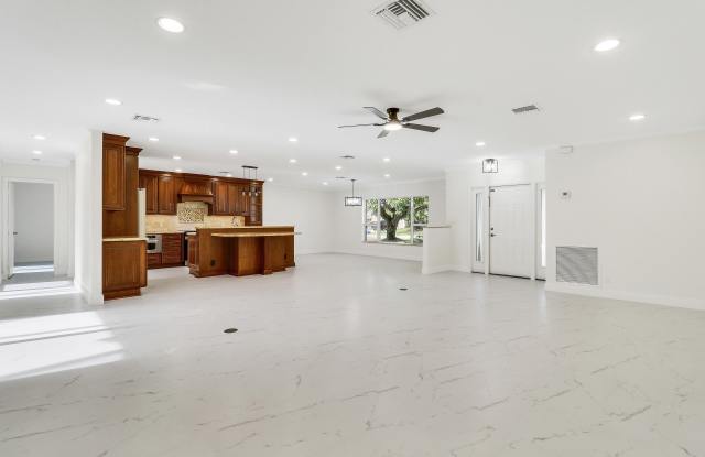 100 SW 15th Court Gallery 3