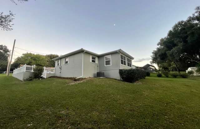 Beautiful 3/2 with large yard, new floors, and updated bathrooms! Gallery 3