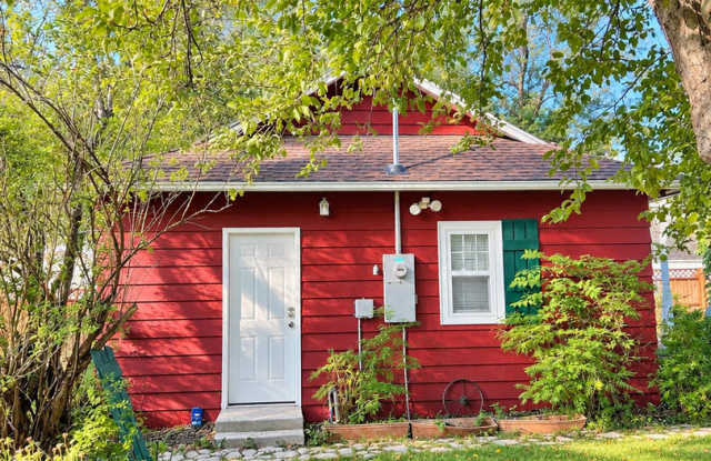 Fully Furnished 1BR Home with Garage & Private Yard – Country Feel in the City Gallery 3