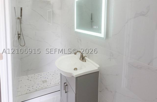 2400 Casablanca Dr Gallery 2