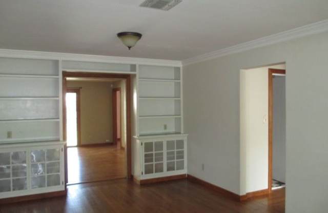 Tahoe Park home with 2 car garage Gallery 4