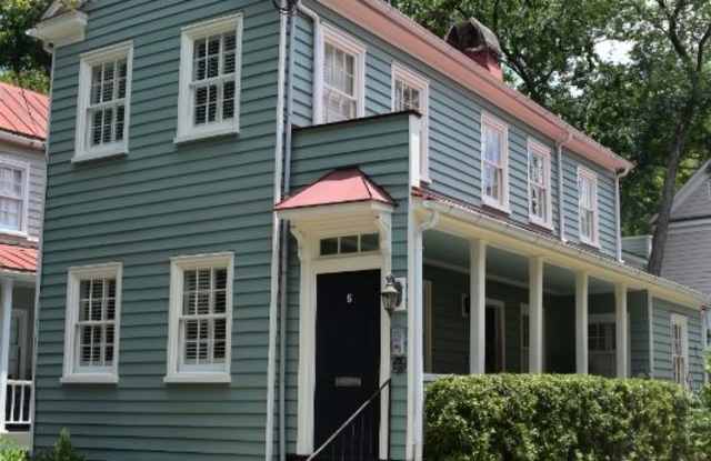 5 Murphy's Court Gallery 2