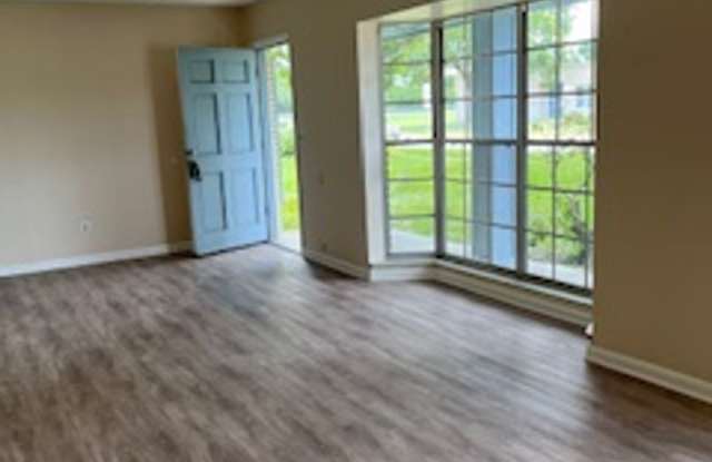 Desirable Town 'N' Country Location! Gallery 4