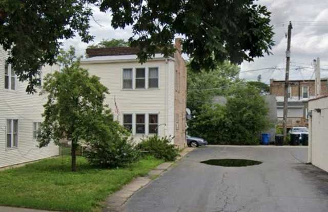 Charming 2BR Duplex in Chicago Gallery 1