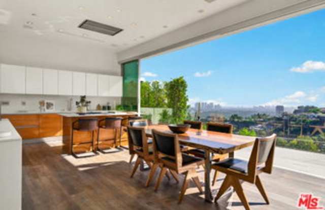 8760 Hollywood Boulevard Gallery 4