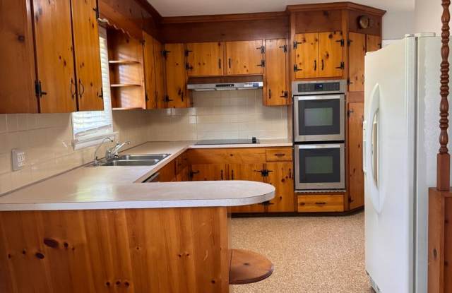 3 Bedroom || 2.5 Bathroom - Single Family Home with Basement Gallery 3