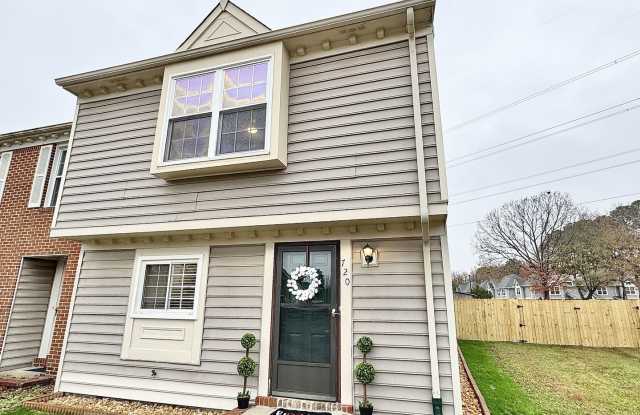 Glenleigh 1st-time Rental! Pet-Friendly, End-Unit Townhome, Cul-De-Sac with HUGE fenced backyard! - 720 Huntly Drive, Chesapeake, VA 23320