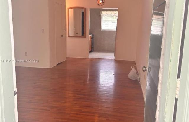 7945 Carlyle Ave - 7945 Carlyle Avenue, Miami Beach, FL 33141