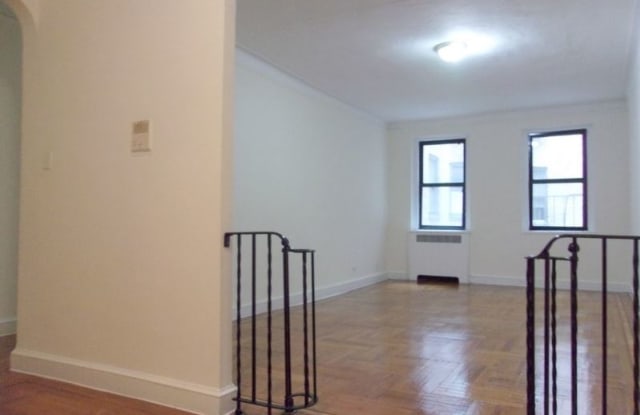 75 Thayer St 2D - 75 Thayer Street, New York City, NY 10040