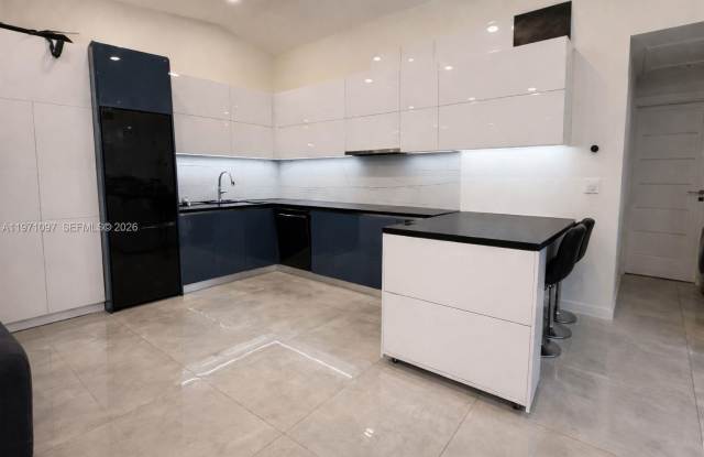 500 NE 3rd St photos photos