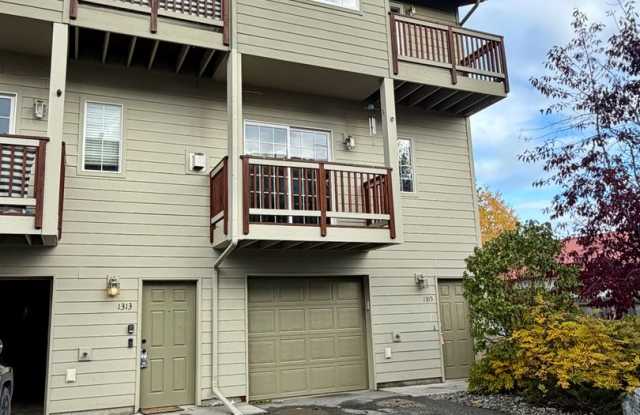Townhouse with Heated Garage Gallery 1