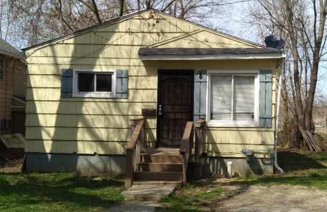 Budget-Friendly 2-Bed Charmer with Huge Yard  Easy I-75 Access – Quiet Area! photos photos