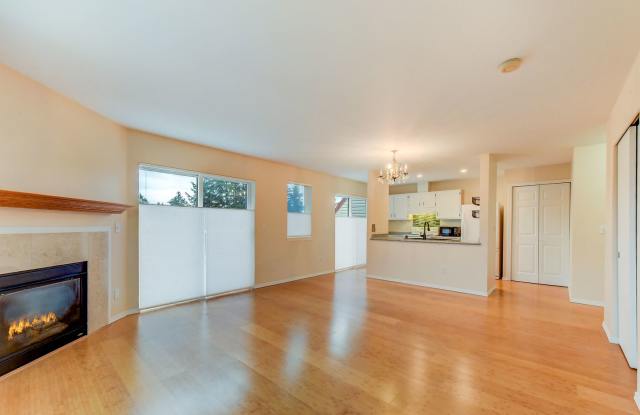 Commute-Friendly, Top-Floor, Totally Comfortable photos photos