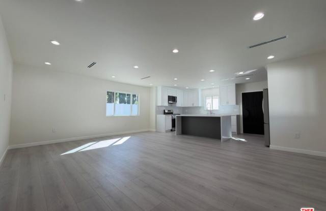 16632 Wyandotte Street Gallery 1