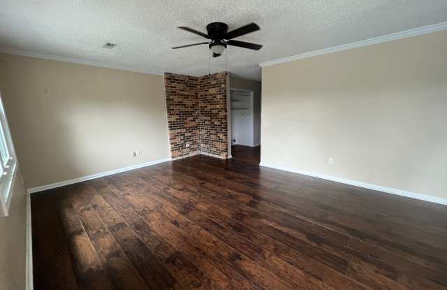 Spacious fenced back yard in South Huntsville Gallery 3