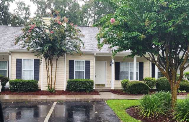 2 Bedroom, 2 Bath townhome, with fireplace and fenced in backyard, close to GSU, Hospitals and Restaurants. - 13 Kingslan Court, Savannah, GA 31419