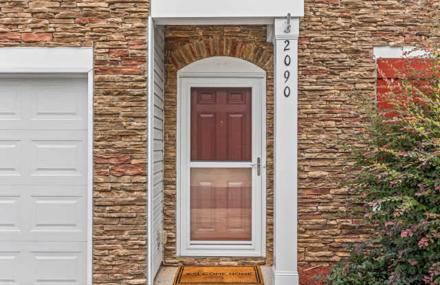 Gorgeous END UNIT 3 bedroom town home in desirable Harpers Mill with Garage and Primary on main with walk-in shower!! Gallery 4