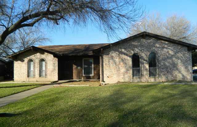 AVAILABLE NOW!!! Ideal Family Home! 4-Bed, 2-Bath with Fenced Yard, Near Park - 1001 Fairfax Court, Arlington, TX 76015