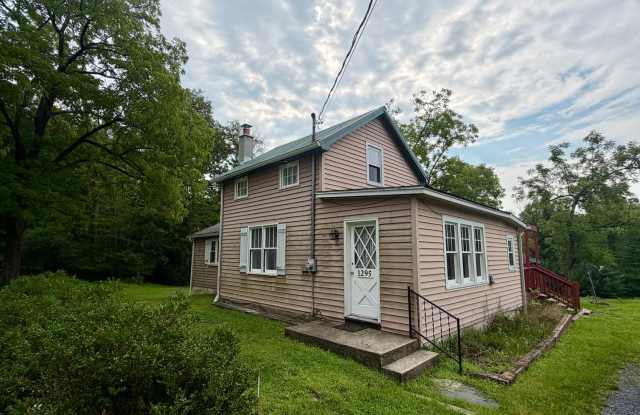 Charming 2-bedroom, 1-bath home in Stroudsburg photos photos