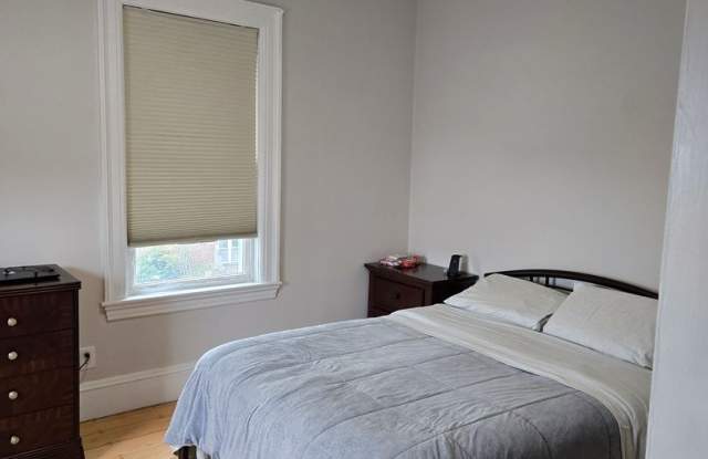 Nicely renovated 3 bed with in-unit laundry in Watertown! Gallery 4