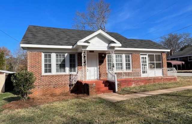 3BR/ 2BA Brick home convenient to Cherrydale! photos photos