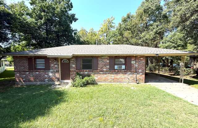 ** 3 bed 1 bath located off the Southern Blvd ** Call 334-366-9198 to schedule a self showing photos photos