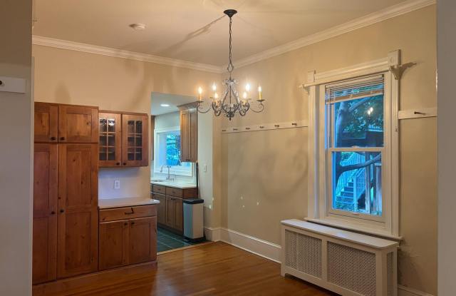 210 GRAYLING Avenue Gallery 4
