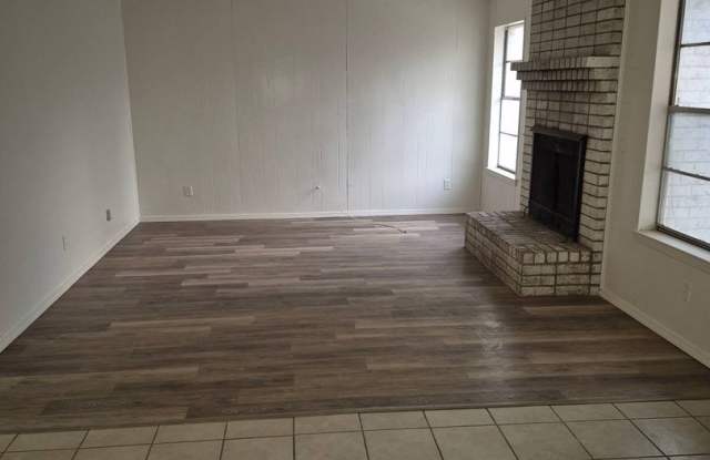Spacious and remodeled 4 Bedroom, 2 Bath, Fireplace, Garage in Pebble North Gallery 3