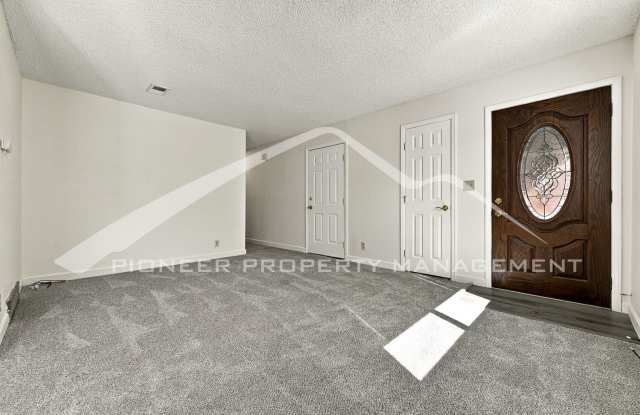 Spacious Townhouse with Central AC and Washer/Dryer Gallery 4