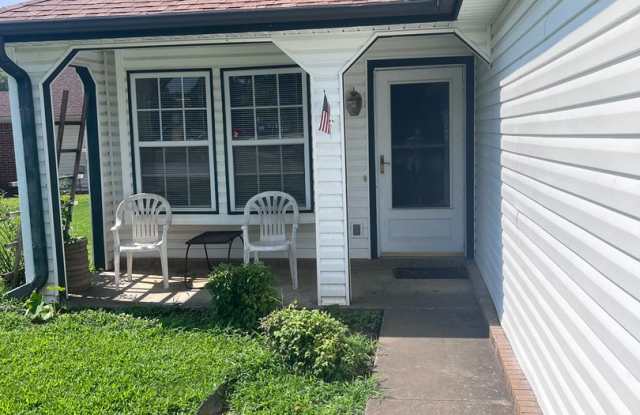 2 bedroom House with fenced in yard Gallery 3