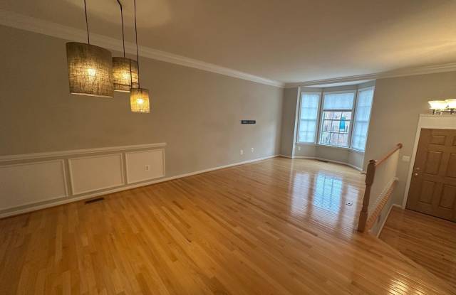 43115 FOREST EDGE Square Gallery 3