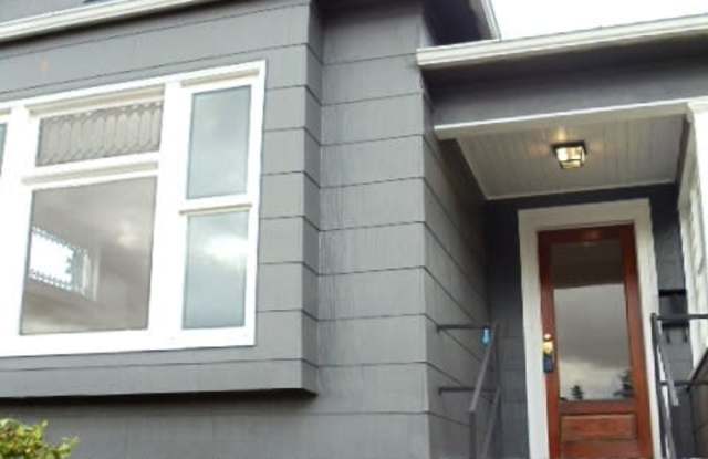 East Tacoma Craftsman 2 Bedroom House! Gallery 3