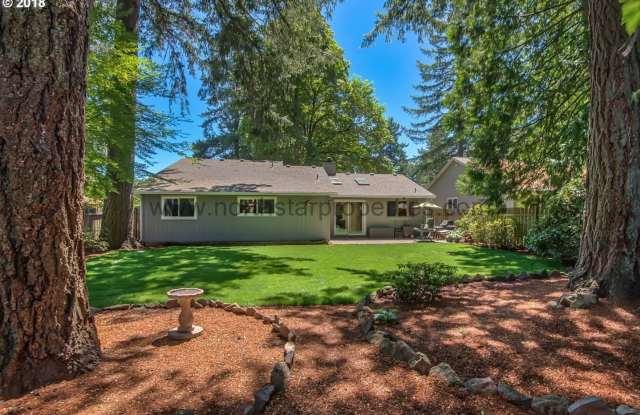 Great Lake Grove Bungalow Walking Distance to Everything Gallery 3