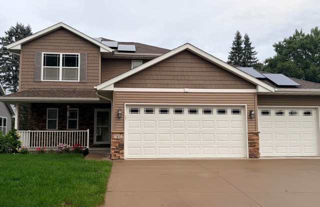 Great NE location 4 Bedroom 3.5 bathrooms with 3 stall garage Gallery 1