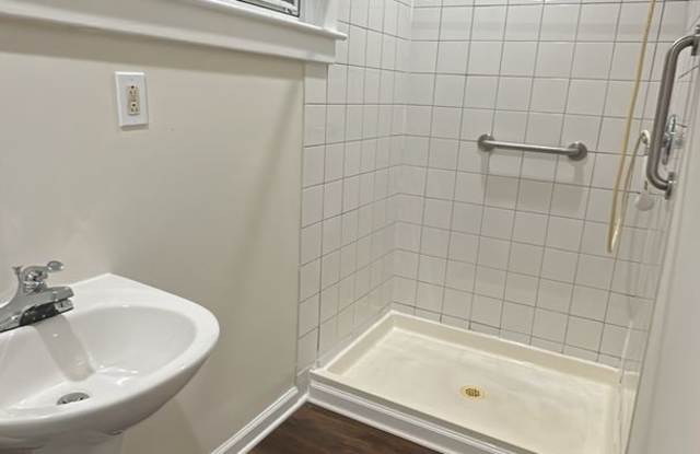 2 bedroom 1 Bath Renovated Apartment Section 8 Approved Gallery 3
