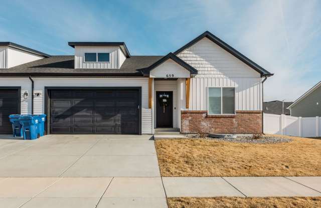 Modern 6 Bed, 4 Bath Twin Home in Sugar City! photos photos