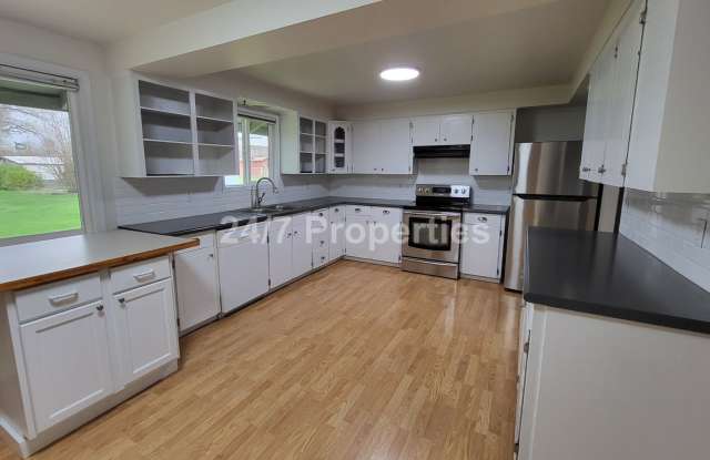 Charming 3 BD I 2 BA Molalla Home - 219 Shirley Street, Molalla, OR 97038