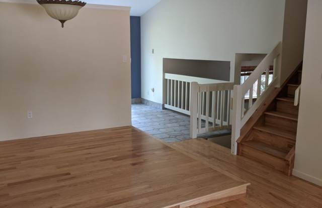 Old Farm tri-level with basement Gallery 4