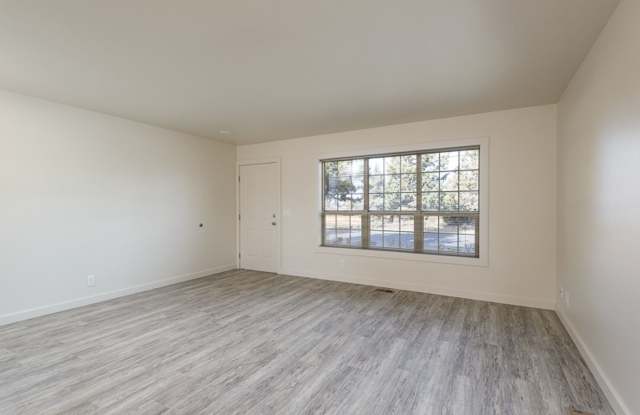Updated 2 Bed/2.5 Bath Townhome Style Apartment Near St. Charles Gallery 3