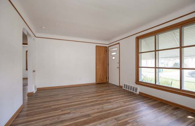 3-BED, 1 BATH BEAUTIFUL SINGLE- FAMILY HOME IN MAPLE HEIGHTS! photos photos