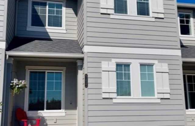 Gorgeous newer townhome in SE Bend! photos photos