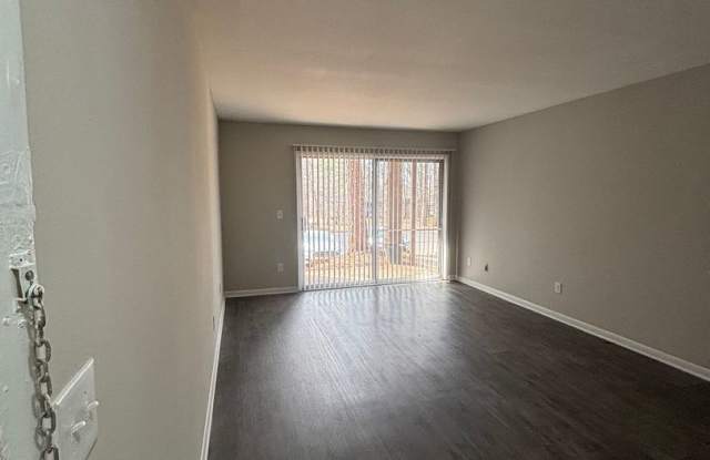 Spacious One Bedroom Available.  Close to University and Downtown Area. **** Great move in special*** Gallery 4