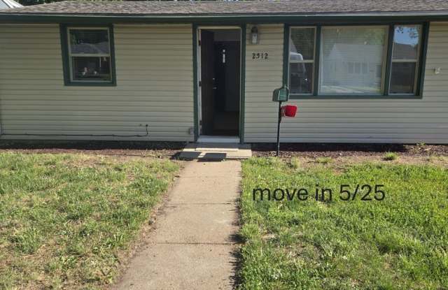 2 Bedroom Home with Fenced Yard  Updated Flooring in Kitchen/Bath photos photos