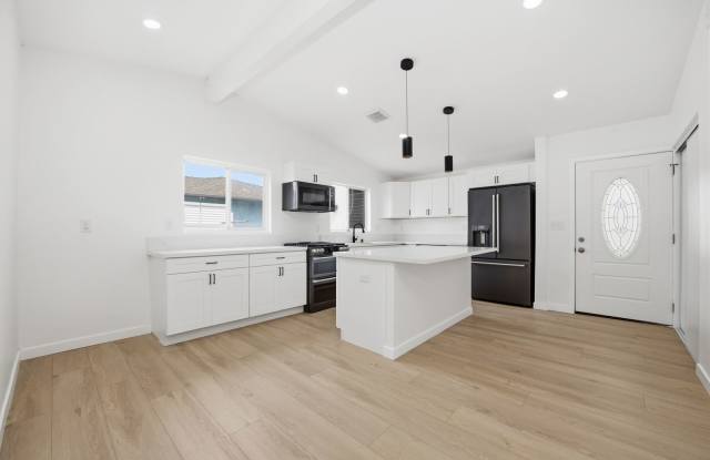 PRIVATE POOL!! Newly Renovated 6 Bed 3 Bath House On Gary! Gallery 3